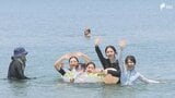 「楽しい思い出を初めての船で作れた」海の日に梅雨明け...県内のビーチにぎわう 定期船では小学生が1日船長に＝静岡　|　静岡のニュース | SBSNEWS | 静岡放送