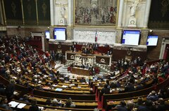 フランス内閣に崩壊危機、４日に不信任投票－乗り切れるとマクロン氏| TBS CROSS DIG with Bloomberg