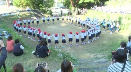 かつての野外劇場「楽桟敷」で歌やダンスを発表 小学生が文化財で発表会|TBS NEWS DIG