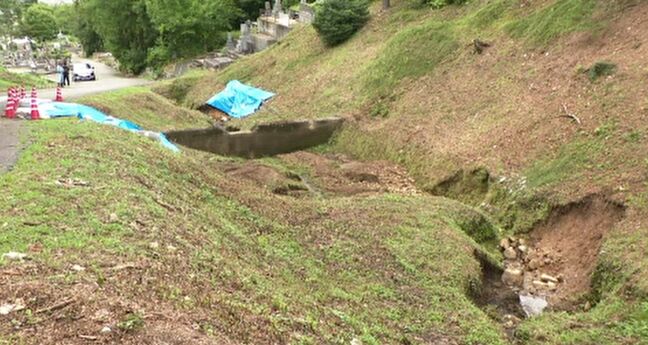 旧盆の墓参りの傍らで 金沢・野田山に大雨の爪痕 動物霊園では事務所が崩落|TBS NEWS DIG