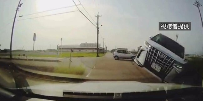 運転席へ直撃か？「痛ってえ！」 吹っ飛んだ車…目の前に迫る【衝撃ドラレコ】交差点で3台絡む事故　富山・射水市|TBS NEWS DIG