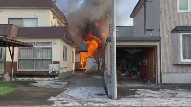 【速報】住宅火災で住人とみられる30代男性が死亡　隣接する住宅5棟にも延焼　札幌市白石区|TBS NEWS DIG