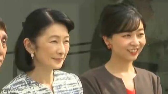 秋篠宮妃の紀子さまと次女の佳子さまが瀬戸内海に浮かぶ直島で現代アートを 瀬戸内国際芸術祭などをご視察【香川】|TBS NEWS DIG