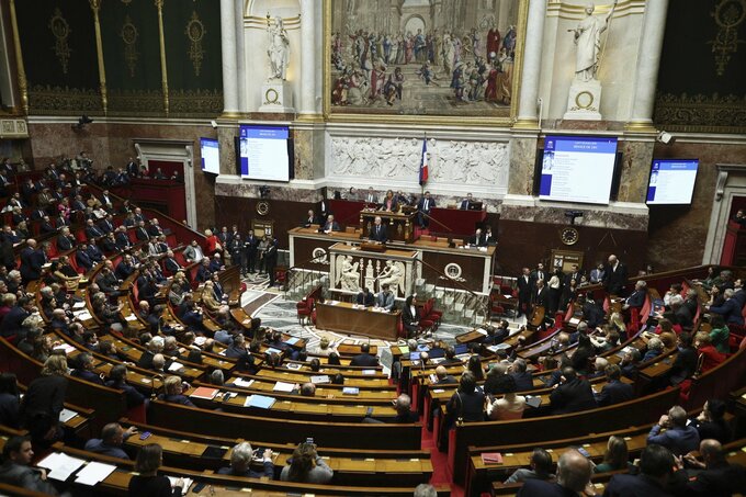 フランス内閣に崩壊危機、４日に不信任投票－乗り切れるとマクロン氏