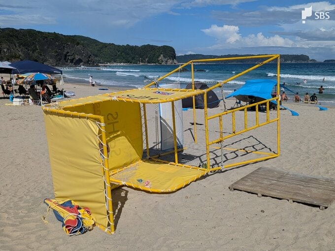 「監視塔が倒れて負傷した人がいる」海水浴場でライフセーバーの監視台が倒れ海水浴客2人けが 4歳児らを救急搬送＝静岡・下田市|TBS NEWS DIG