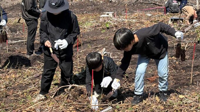 「20年後のかつお節のために森をつくる」指宿鰹節協会が「指宿鰹節の森」で植樹活動　鹿児島・南九州市　|　鹿児島のニュース｜MBC NEWS｜南日本放送