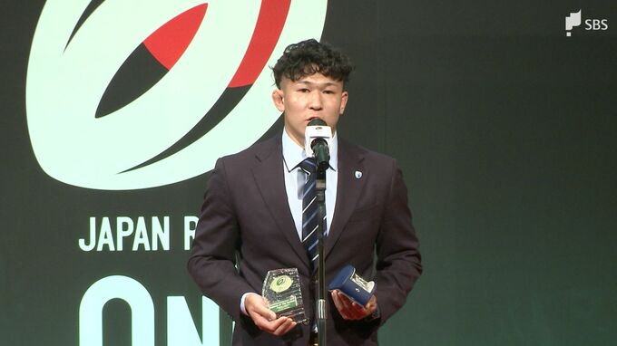 「皆さんのおかげでいただくことができた」静岡ブルーレヴズSH北村瞬太郎選手が新人王に 全18試合出場14トライ ラグビーリーグワン年間表彰式　|　静岡のニュース | SBSNEWS | 静岡放送
