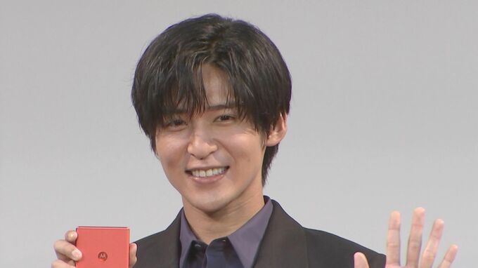 【目黒蓮】復帰後初の公の場。ちょっと生意気な "相棒" と共演に笑顔はじける|TBS NEWS DIG