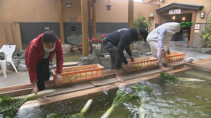「こんな風呂見たことない」スーパー銭湯のヒノキ風呂に入れられたものとは… 30本の青と白の長いモノ　|　石川県のニュース｜MRO北陸放送