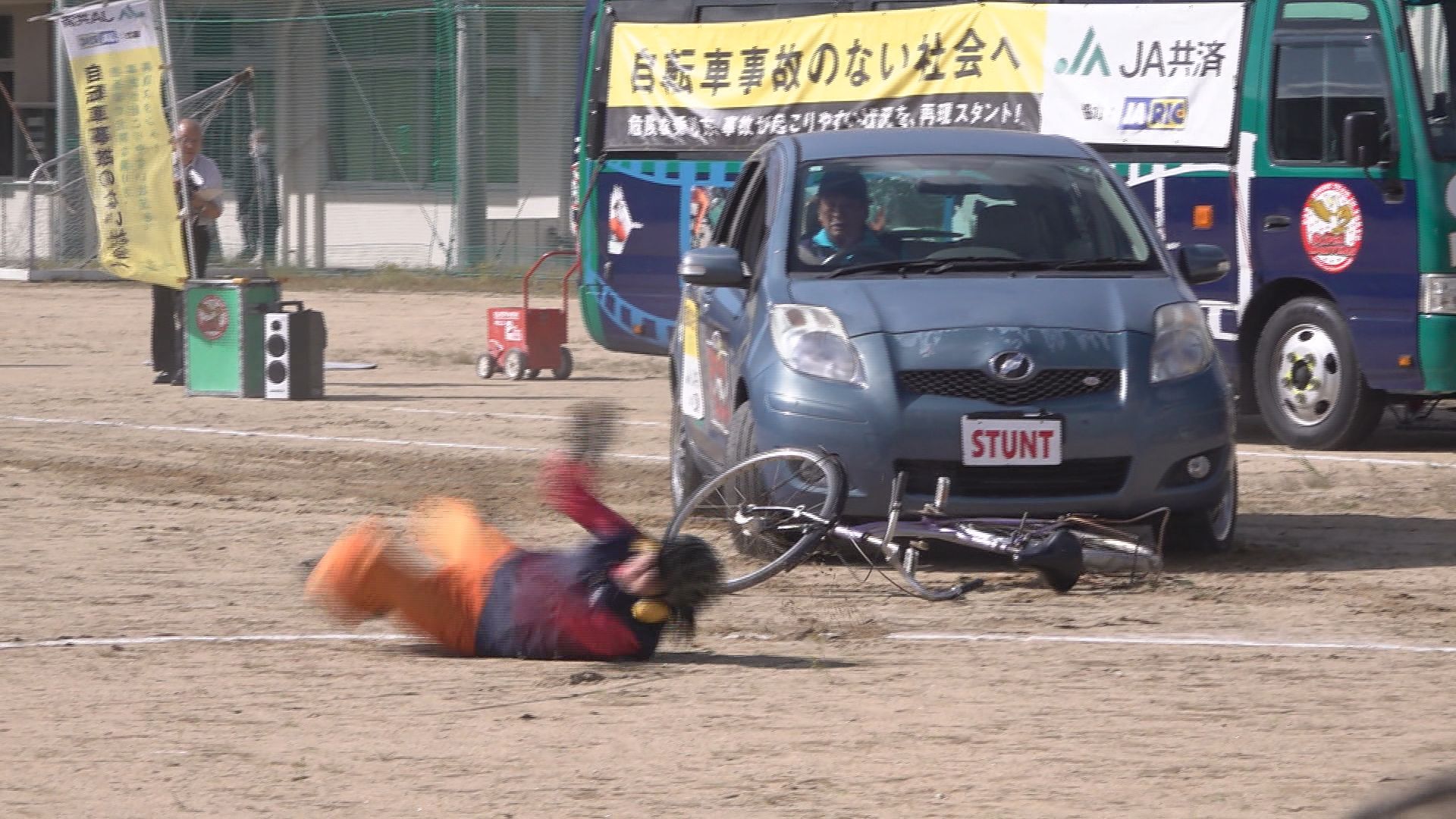 ながら運転」「内輪差」など自転車事故の恐怖をリアルに再現 高校生に