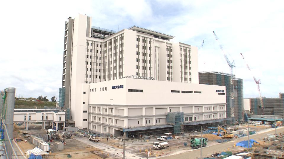 米軍施設跡地に医療拠点　地上14階建て琉球大学病院の工事現場を玉城知事が視察