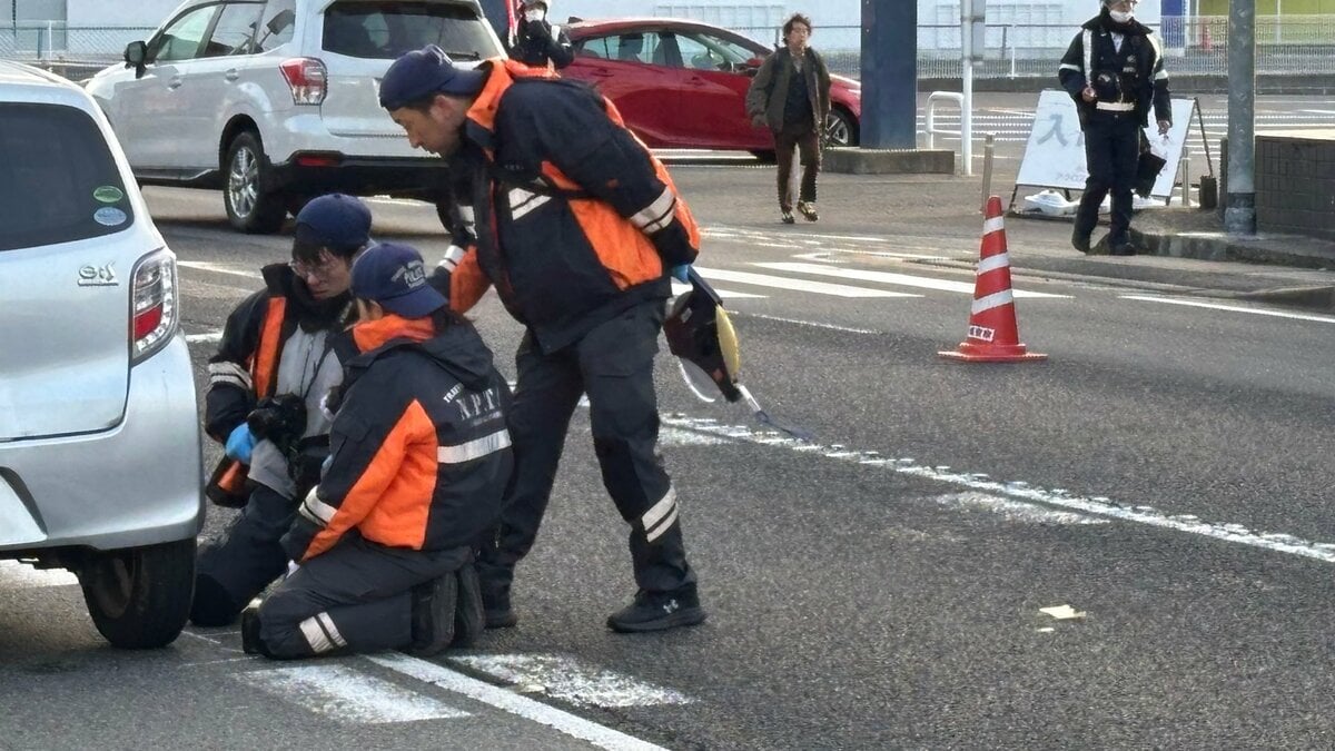 車2台に相次ぎはねられたか 高齢男性が死亡 夜明け前の国道【長崎