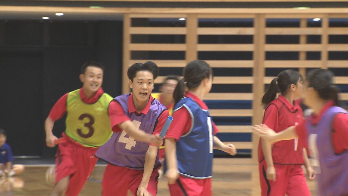 大分舞鶴高校の体育祭 屋内スポーツ施設で開催 12競技で熱戦 | TBS
