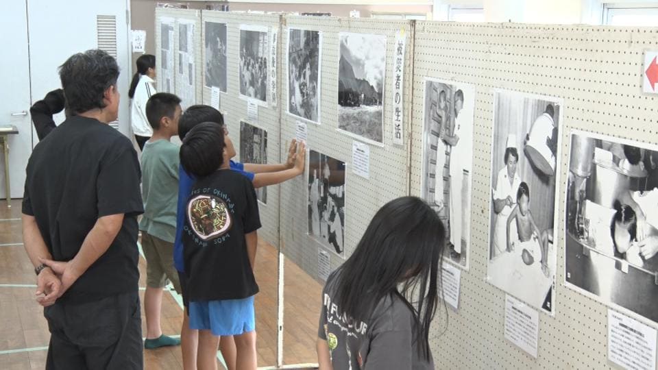 宮森小米軍ジェット機墜落事故から67年　事故を風化させず後世へ　児童らが写真展見学