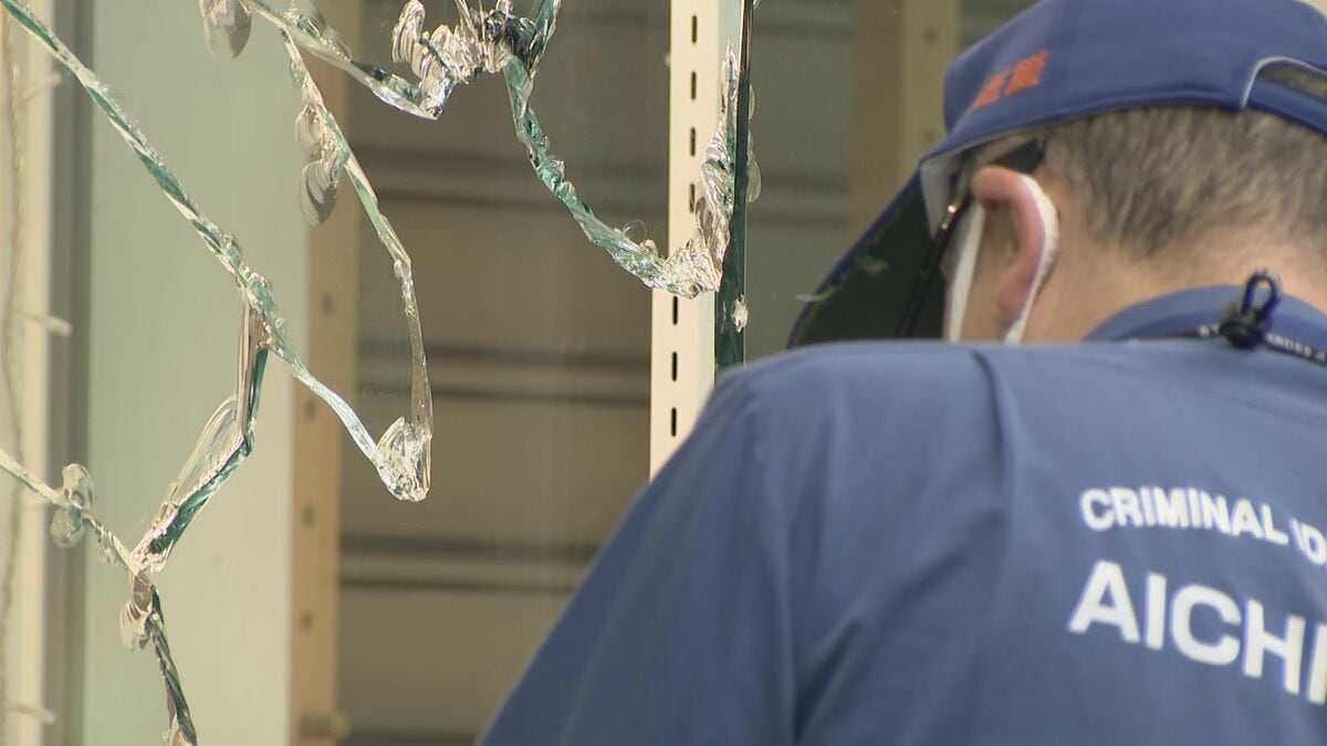 ショーウインドーが割られバッグなど58万円相当が盗まれる　全身黒ずくめで目出し帽の2人組が車で逃走か　名古屋