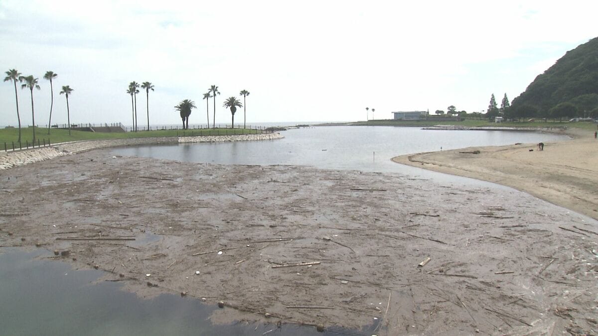田ノ浦ビーチが遊泳禁止に　大雨の影響で海岸に大量の漂着物　再開は未定　大分