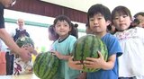 地元産スイカを長野・松本市の園児たちにプレゼント！地域の特産品「夏の果物」味わって！地元農家が育てた3玉…園児はスイカを持ち上げたり、叩いたり「笑顔」　|　SBC NEWS | 長野のニュース | SBC信越放送