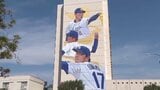「ダイヤモンドの侍たち」大谷翔平・山本由伸・佐々木朗希の巨大壁画が登場 ドジャース開幕前にロサンゼルス郊外で除幕式|TBS NEWS DIG