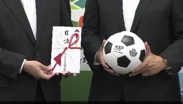 「プロになろうという夢を追いかける手助けになれば」松本市の自動車販売店がサッカーボールをプレゼント　長野・安曇野市|TBS NEWS DIG