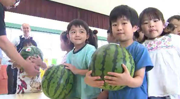 地元産スイカを長野・松本市の園児たちにプレゼント！地域の特産品「夏の果物」味わって！地元農家が育てた3玉…園児はスイカを持ち上げたり、叩いたり「笑顔」　|　SBC NEWS | 長野のニュース | SBC信越放送