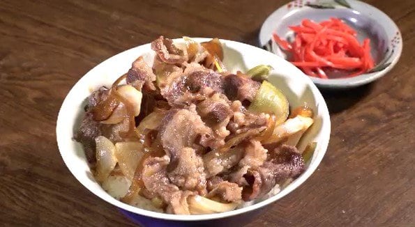 看板メニューの牛丼と支那そばは20年変わらず500円…200gのとんかつ使った特製かつ重も人気、地元に愛され85年と73年「作りは古いけど落ち着くの」懐かしの味「ふるさと食堂」 | SBC NEWS | 長野のニュース | SBC信越放送