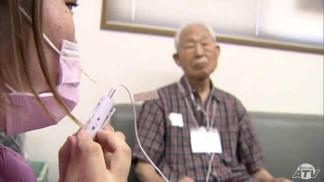 耳が聞こえにくいという高齢者に早めの受診を呼び掛け 電動のイヤホンを使った体験会で『聞こえ具合』確かめる 青森県青森市|TBS NEWS DIG