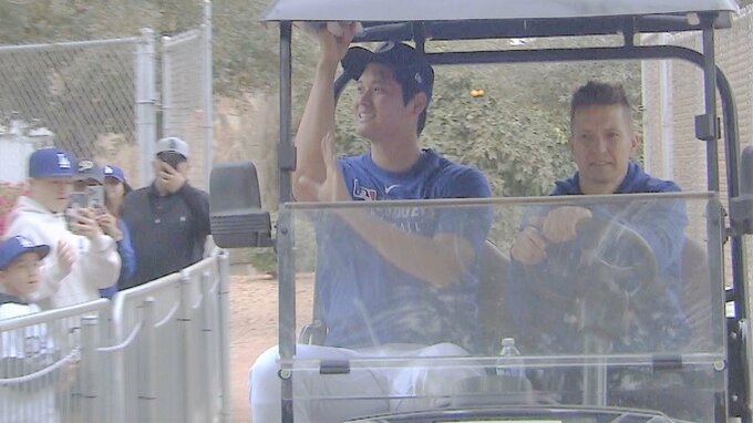 大谷翔平「（打撃は）スケジュール通り、開幕目指している」驚異のパワーで6連発も ！ 移動中ではファンに笑顔振りまく|TBS NEWS DIG