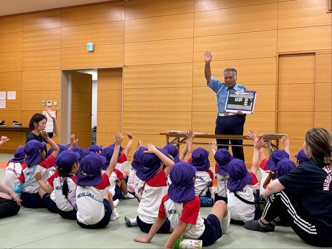 「右みて、左みて、もう一回右みて」園児27人が交通ルールをお勉強　警察官から横断歩道の渡り方を教わる　大阪府警平野署|TBS NEWS DIG
