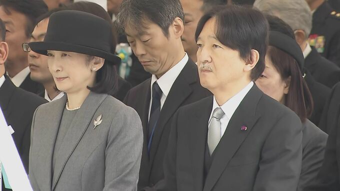 秋篠宮ご夫妻　千鳥ヶ淵戦没者墓苑拝礼式に参列　納骨堂に向かって深々と拝礼　今回はロシアや硫黄島などで収容された368柱が新たに納骨|TBS NEWS DIG
