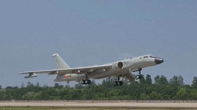 中国軍とロシア軍の爆撃機が合同パトロール「地域の平和と安定を共に守る決意や能力示した」