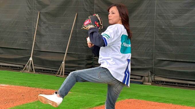【DeNA】ベイ党・相川七瀬が初のキャンプ訪問でブルペン入り「肩の調子を気にする日がくるとは（笑）」“3度目の正直”でノーバン誓う|TBS NEWS DIG