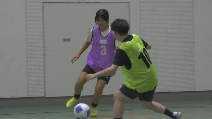 サッカー女子クラブチーム創設を目指し…スクール開催　コーチは元日本代表「未来に対してあきらめさせない」|TBS NEWS DIG