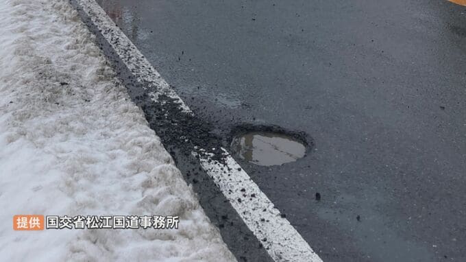 道路の穴1つで車7台がパンクした事例も…雪解け後に発生する「ポットホール」に注意　穴が開くメカニズムは？　|　BSSニュース | BSS山陰放送
