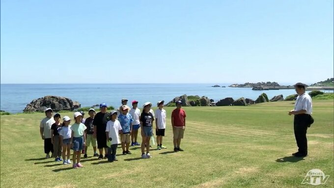 終業式は晴れ渡る空の下　青い海に囲まれた芝生の上で　青森県八戸市の小中学校も明日から「夏休み」へ　八戸市立種差小学校|TBS NEWS DIG