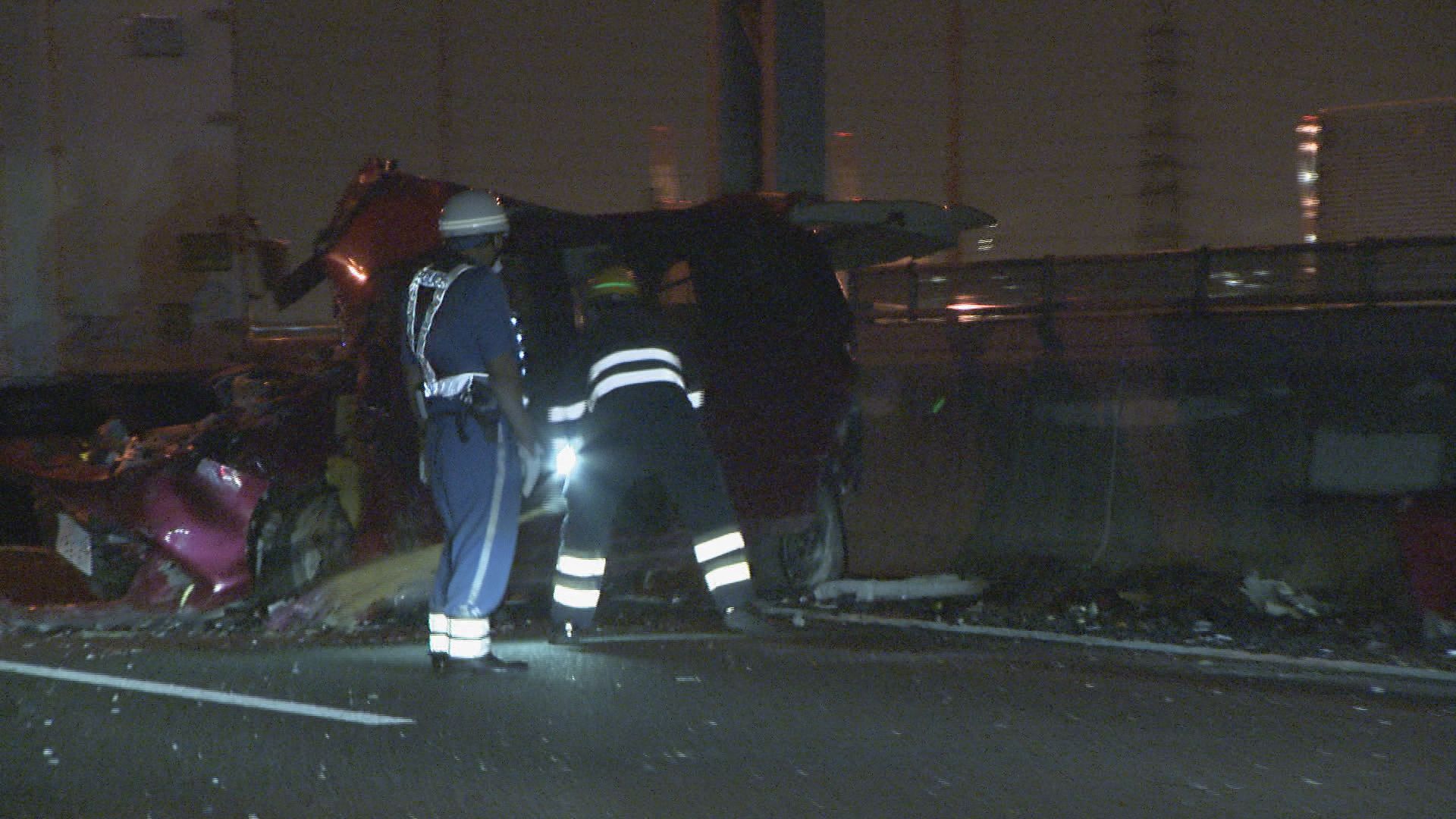 高速で逆走した乗用車とトラックが正面衝突　乗用車運転の70代くらい男性が重体