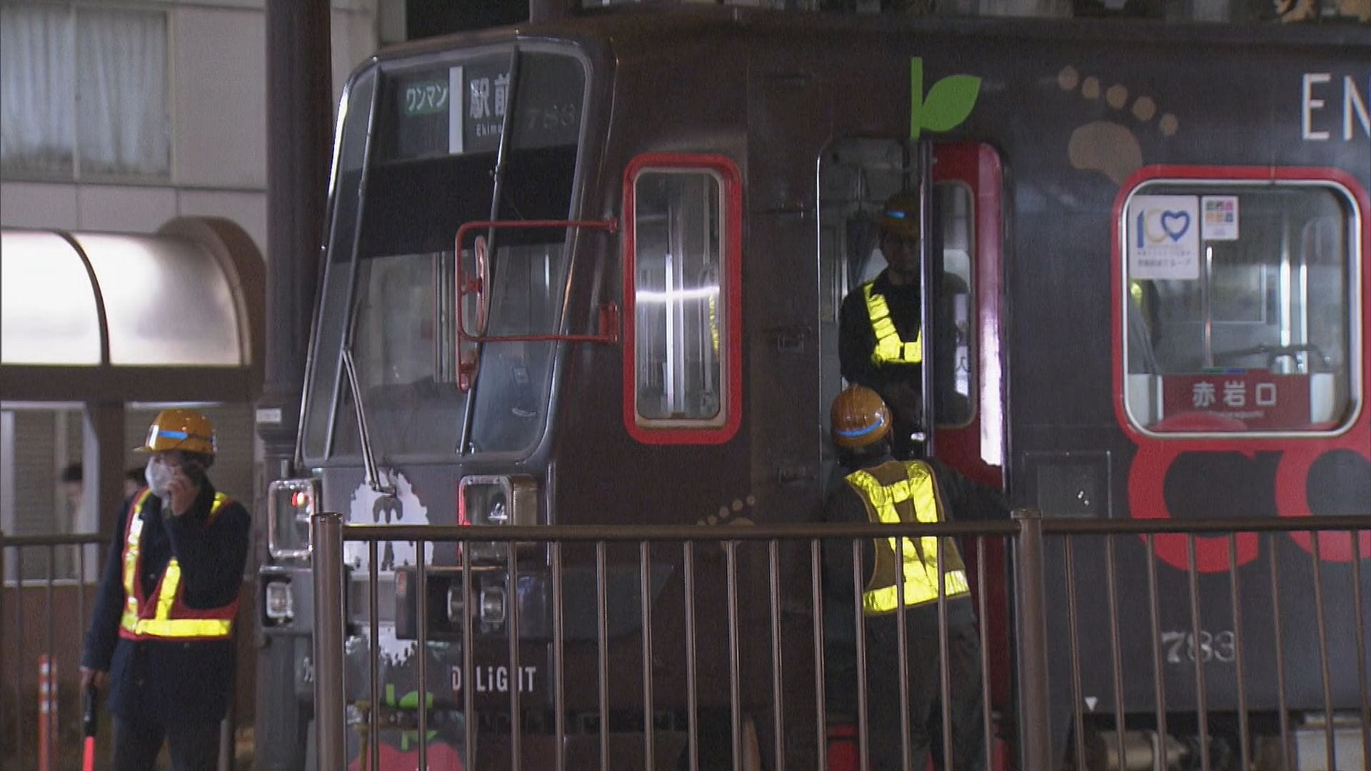 愛知・豊橋市の路面電車 切れた架線がパンタグラフに触れ車両が立往生