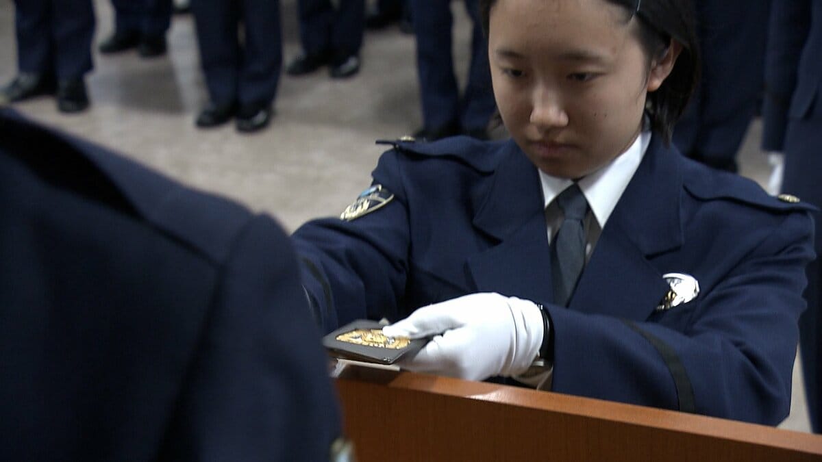 警察学校で初任科生に警察手帳の貸与式　手帳の重み感じ信頼される警察官に【岡山】
