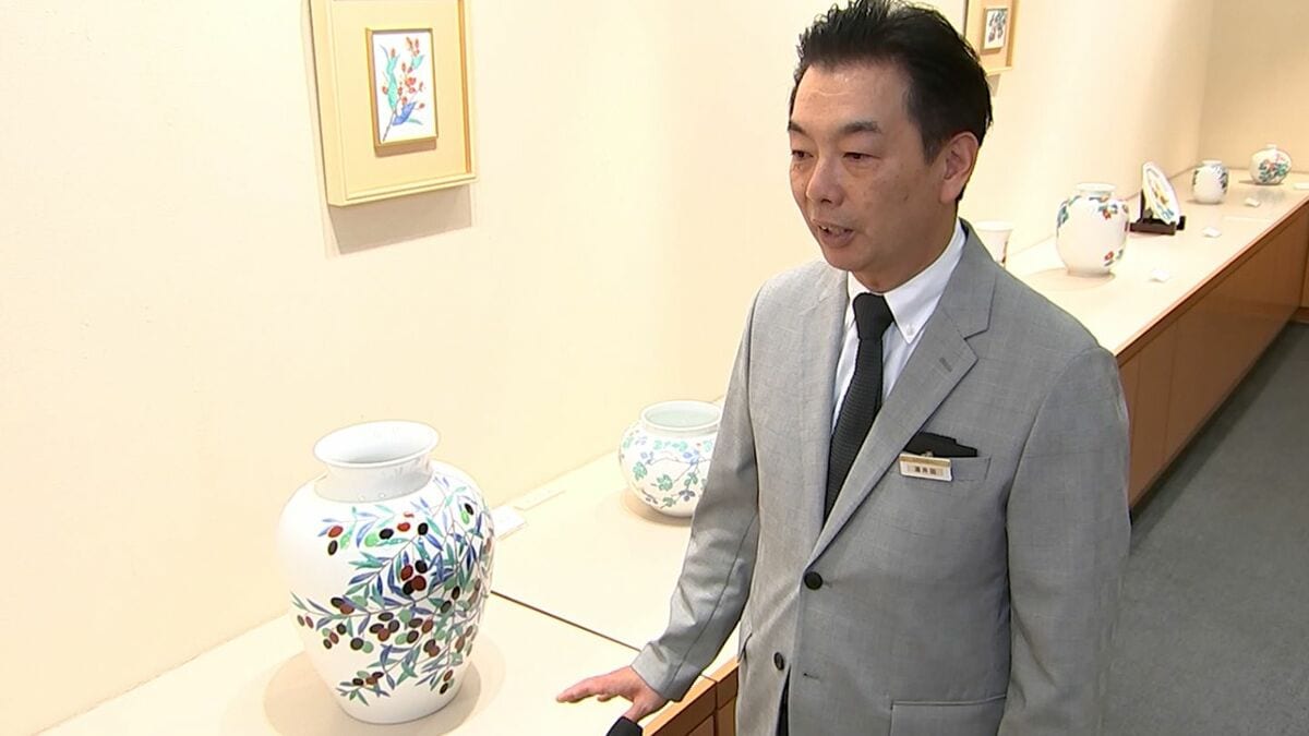 有田焼の十五代酒井田柿右衛門さんの個展 乳白色の素地に葡萄や椿など