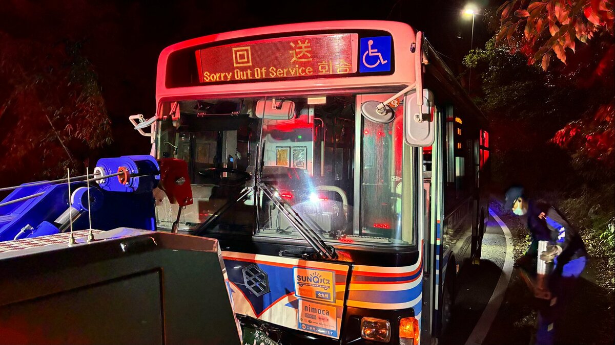 県道で路線バスと車が正面衝突、男女5人が負傷　大分・別府市
