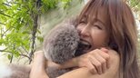 【工藤静香】モフモフ愛犬を全力ハグ「かわゆい子達!」 真っ赤なツツジにご満悦「すっごい素敵なの」 自宅の庭で癒やしの時間|TBS NEWS DIG