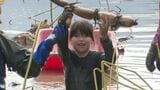 「大きくてすごい！」泥だらけでレンコン堀り　小学生が収穫体験　熊本・天草市　|　熊本のニュース｜RKK NEWS｜RKK熊本放送