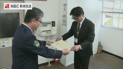 電話しながらATM操作の女性に声かけ 郵便局長がニセ電話詐欺を防止