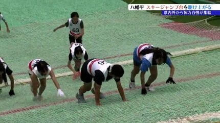 スキージャンプ用練習ローラー台 思ったより坂が急できつい」スキーのジャンプ台を駆け上がるレース行