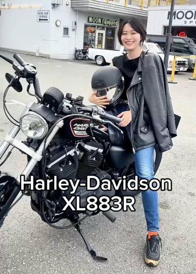 【 彩雪 】 「実はこんなバイク乗ってます」　愛車・ハーレーダビッドソンと笑顔　【 XL883R 】|TBS NEWS DIG