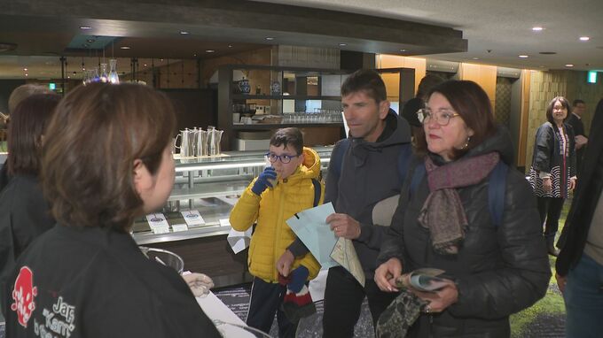 「こちらの日本酒は辛口ですね」金沢を訪れた外国人向けに地酒試飲会　SNS発信で輸出促進が狙い　|　石川県のニュース｜MRO北陸放送