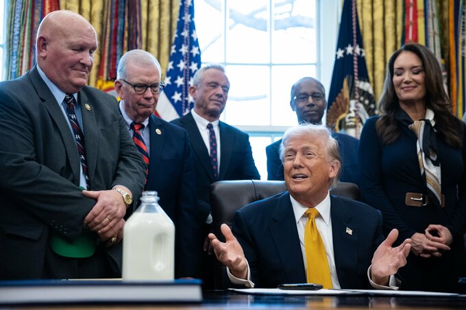 トランプ米大統領、学校での全乳提供を認める法案に署名