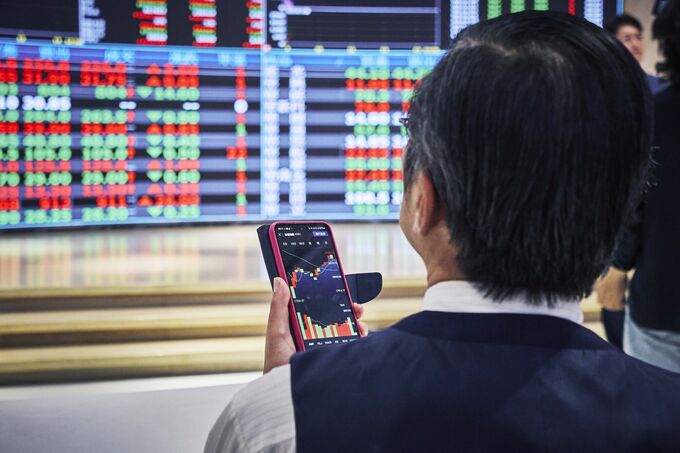 世界株が最高値に接近、さらに上昇余地との見方もー押し目買いが支え