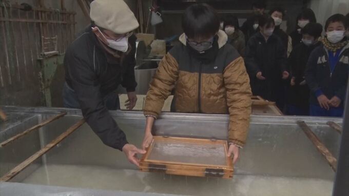 自ら紙すき　小学生が卒業証書用の和紙づくり　島根・江津市　|　BSSニュース | BSS山陰放送