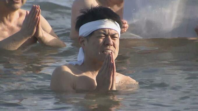 一心不乱に祝詞…震災復興祈り４年ぶりの寒中みそぎ　下帯姿の神職らが極寒の海に入り　|　富山のニュース｜天気・防災｜チューリップテレビ