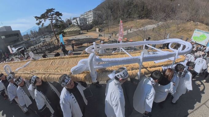 大わらじ練り歩く信夫三山暁まいり　急な参道1.3キロ駆け上がる福男福女競走を制したのは　福島市|TBS NEWS DIG